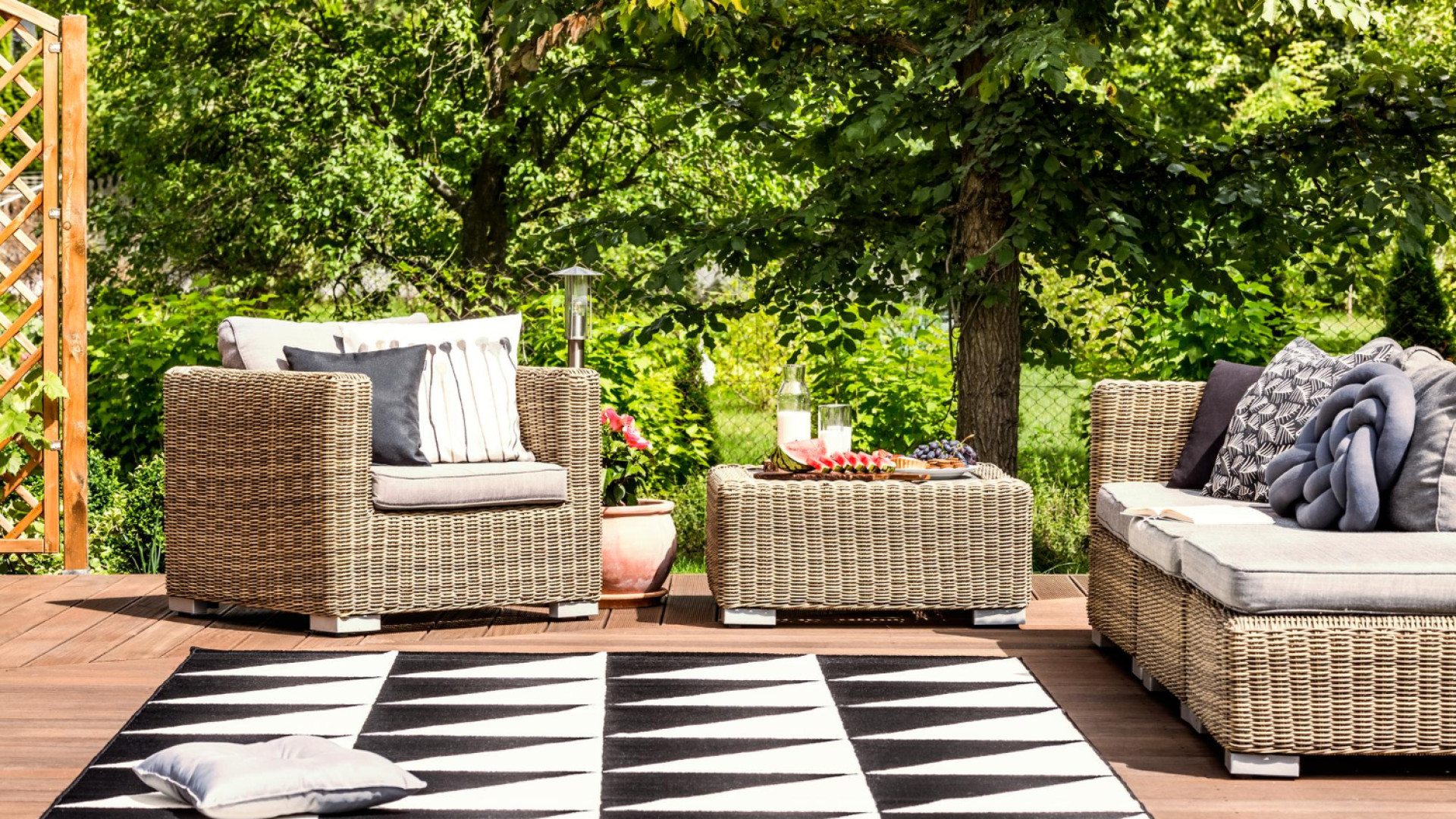 Tapis d’extérieur design : les motifs qui donnent du caractère à une terrasse